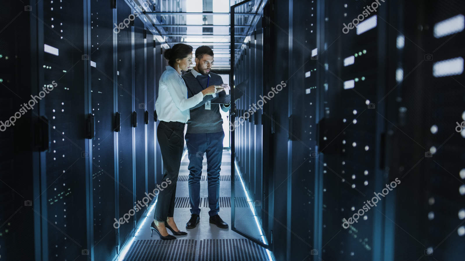 depositphotoaas_96021178-stock-photo-server-room-in-datacenter.jpg